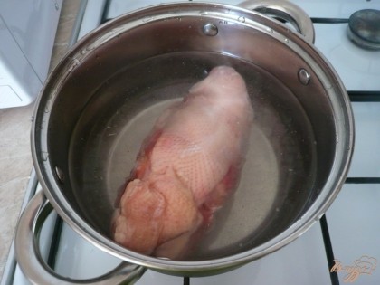 Сперва варю бульон - куриный набор промываю, кладу в холодную воду, даю закипеть, солю и варю до готовности. Курицу вынимаю, бульон процеживаю.