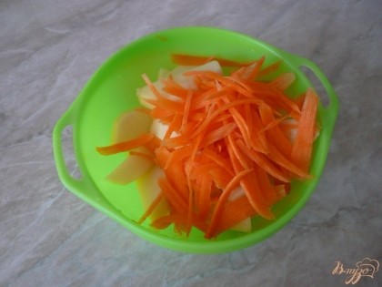 Морковь чищу, натираю на крупной терке (тут - терка для моркови по-корейски).