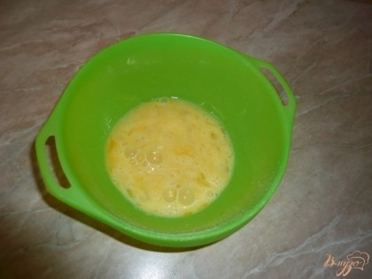 Яйца размешиваю в небольшой плошке (белок с желтком).
