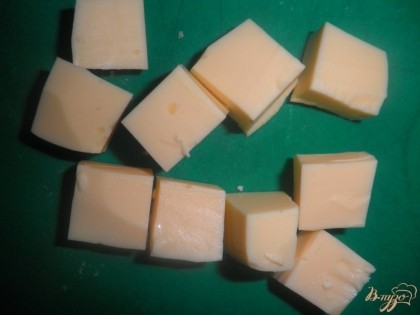 Режем сыр кубиками. Лучше взять сыр мягких сортов, чтобы он не крошился при надевании на шпажки