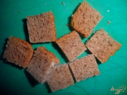 Нарезаем хлеб тоже кубиками. Очень вкусное сочетание сыра именно со ржаным хлебом