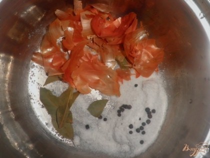 В кастрюлю далее всыпаем 2 лаврового листа, соль, луковую шелуху и перец горошком
