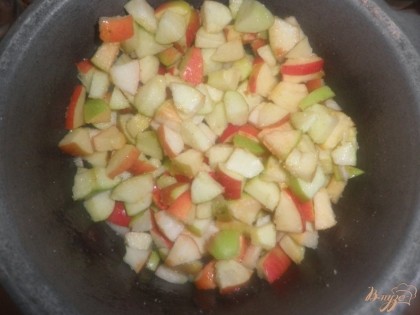 Яблоки надо нарезать, потом перемешать с сахаром (2 ст.л), а также добавить корицу