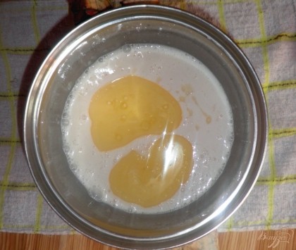 Добавляем яйца (не забываем один желток оставите для смазывания сверху рулета), подсолнечное масло (2 ст.л.), соль. Тщательно перемешать