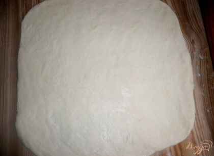 Раскатываем теперь скалкой тесто толщиной по 0.5 см
