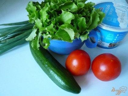 Сразу подготовлю все составляющие, овощи, салат и лук мою.