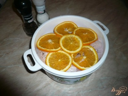 Апельсин мою и нарезаю тонкими кружочкми. Укладываю слоями - курица-апельсины. Оставляю так на пару часов при комнатной температуре, если больше, например, на ночь, то ставлю в холодильник.