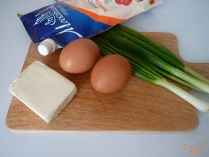 Для этого салата беру куриные яйца, зеленый лук, сыр плавленный. Для заправки - майонез. Первым делом варю вкрутую яйца (после того как закипят на слабом огне 9-10 мин).