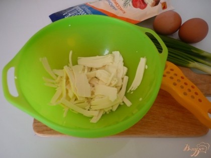 Сыр натираю на крупной терке. Если плавленный сыр слишком мягкий, то для того, чтобы его было проще натереть на терке, его надо подержать минут 15 в морозилке.