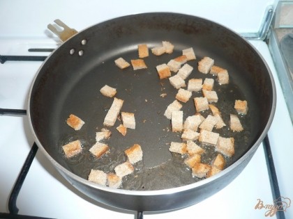 Разогреваю сковороду с растительным маслом и начинаю обжаривать хлеб до золотистой корочки.
