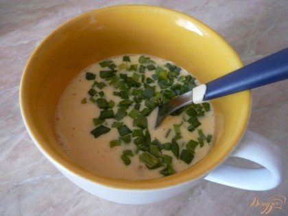 Зеленый лук нарезаю и добавляю в молочно-яичную смесь. Добавляю соль.