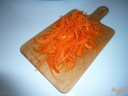 Морковь мою, чищу, натираю на крупной терке (тут - нарезала при помощи терки для моркови по-корейски).