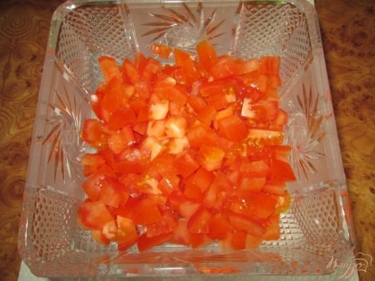 Нарезать в салатницу небольшими кубиками помидоры.