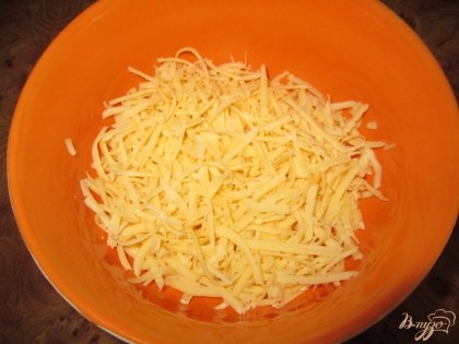 Потереть на мелкой терке твердый сыр и чеснок.
