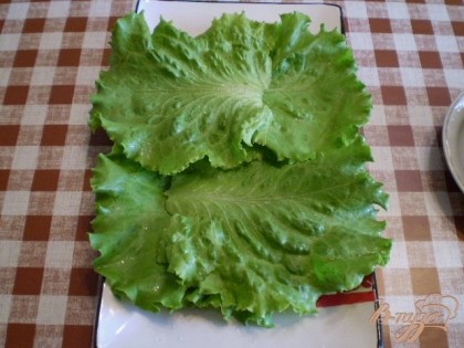 На тарелочку выложите листья салата.