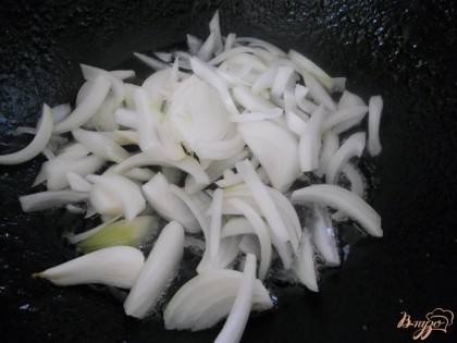 На сковороде с растительным маслом обжариваю лук, даже скорее тушу, до мягкости.