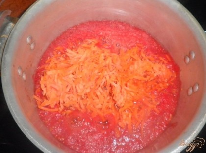 В это время натираем на крупной тёрке морковь и кидаем в кипящий томат. 20 минут варить морковь.