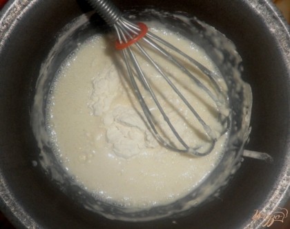 Сначала замешиваем тесто для блинчиков: взбиваем яйцо с 1 ч.л сахара, содой и солью (на кончике ножа), вливаем молоко. Добавляем муку и 1 ч.л подсолнечного масла. Перемешиваем до однородной консистенции. Из перечисленных ингредиентов получится 2 блина.