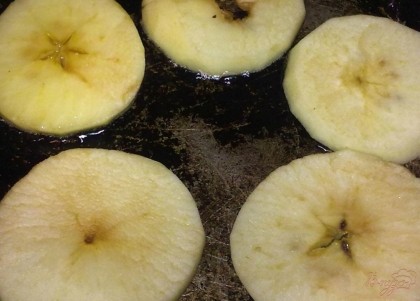 Яблоки вымыть, очистить и нарезать кольцами ,обжарить их слегка с двух сторон.