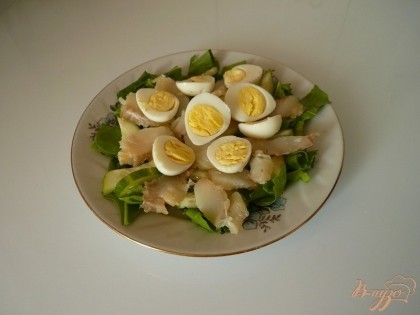 Яйца перепелки чищу, разрезаю - это последний слой салата.