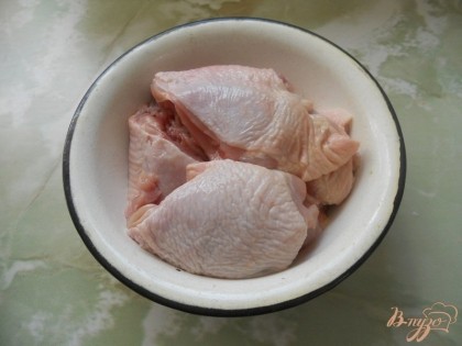 Первым делом подготовим куриные части (в данном случае бедра), промываем их, удаляем остатки перьев, если они есть, обязательно срезаем видимый жир. Промокаем мясо чистой салфеткой.