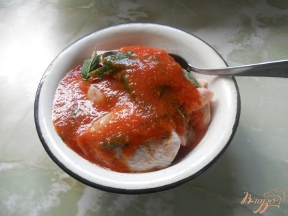 Затем заливаем курицу томатным соусом, перемешиваем и оставляем часа на два мариноваться.