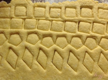 Раскатываем тесто в пласт толщиной 1 см, выдавливаем фигурками печенье.