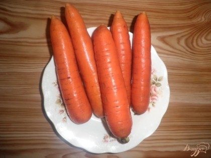 Для начала нужно хорошо вымыть морковь
