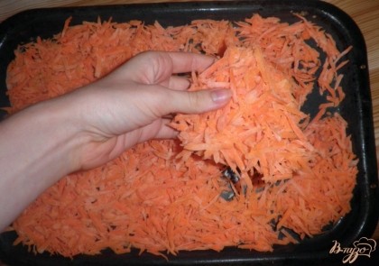 Готово! Она хорошо отстает от противня, поэтому можно прямо кусками брать ее. Сложить морковь можно, например, в пакеты от сока и снова поставить в морозильник. Когда она будет нужно доставать нужное количество ложкой и приступать к готовке нужного блюда. Такие простые советы помогут вам сэкономить время!