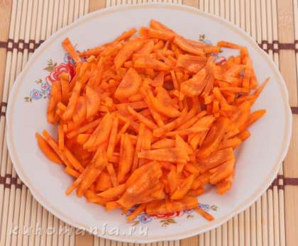 Морковь очистить, нарезать соломкой.