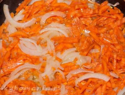 В лук выложить морковь, жарить 7-10 минут.