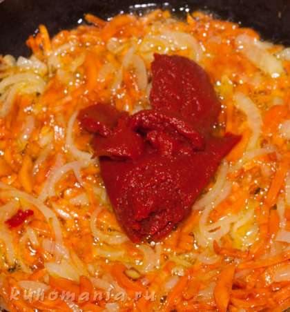 В зажарку добавить томатную пасту, перемешать.