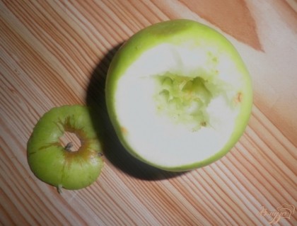 Яблоки хорошо помыть, срезать верхушку, вынуть сердцевину и косточки с помощью ножа