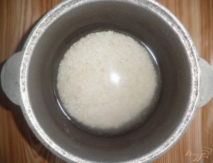 Для начала рис нужно хорошо промыть, тщательно перемешивая рукой и сливая мутную воду.  Далее отварить в соленой воде до полуготовности