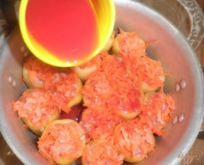 Залить томатным соком и водой