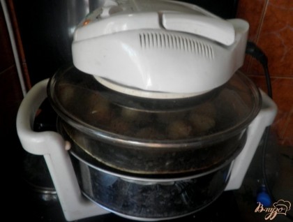 Ставим сковороду на решетку (в аэрогриль) и готовим при температуре 200 градусов пятнадцать минут