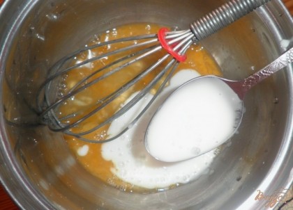Для начала готовим омлет. Яйца пемешиваем с солью, добавляем кефир, хорошо взбиваем венчиком