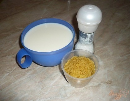 Вот все ингредиенты - молоко, вермишель и соль. Если молоко жирное, то стоит разбавить его водой.