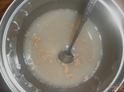 Столовую ложку сухих дрожжей перемешать с сахаром (2 ст.л) и стаканом теплой воды, оставить на минут пятнадцать
