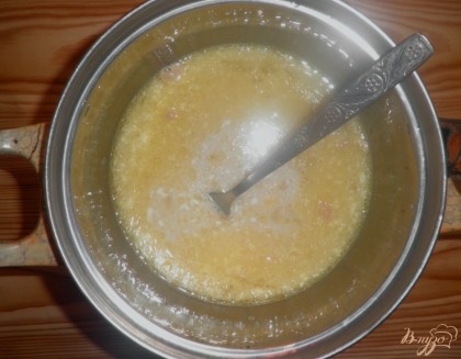 Добавить 2 ст. л. масла, яйца (желток одного яйца оставить для смазки), добавить немного соли, перемешать