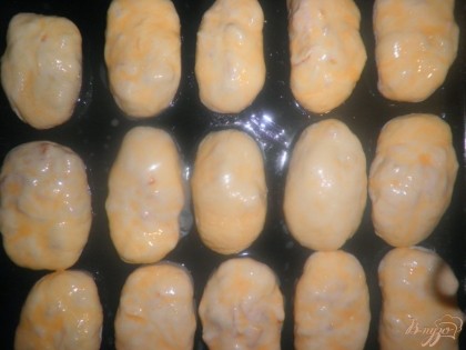 Выкладывать пирожки на лист на небольшом расстоянии друг от друга, потому что во время выпечки они увеличатся в размере, смазанный маслом, и смазать кисточкой пирожки желтком