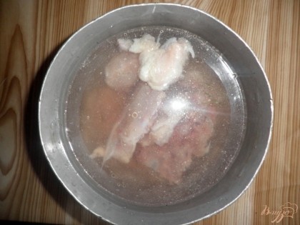 Мясо тоже помыть и замочить в холодной воде