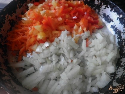 Пока варится картофель, делаем зажарку: на масле пассеруем измельченные лук, перец и морковь до готовности