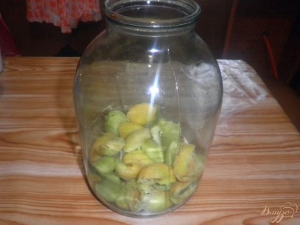 Для приготовления ароматного компота фрукты хорошо промыть. Персики налущить и сложить в сухую стерилизованную банку (получится трехлитровая банка