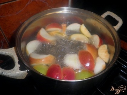 Яблоки нарезать крупными дольками и отварить в воде до полумягкости (5-7 минут)