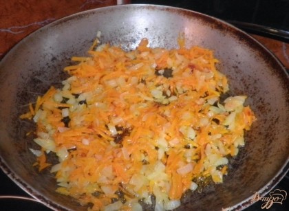 На подсолнечном масле поджарить натертую морковь и измельченный лук