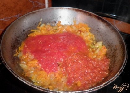 Влить томатный сок или добавить вместо него 2 столовые ложки томатной пасты