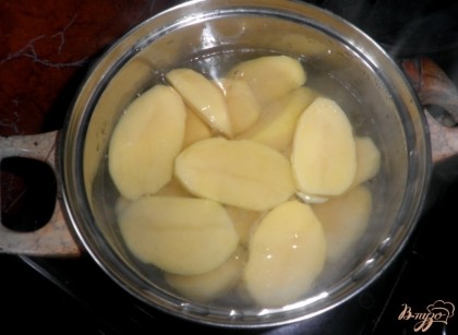 Вскипятить в кастрюльке пол-литра воды и всыпать картошку
