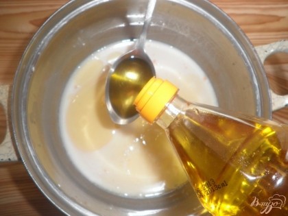 Для теста в теплое молоко добавляем сахар и сухие дрожжи, перемешиваем. Через 15 минут добавляем белок яйца (желток нужно оставить для смазки – тогда у пирога будет очень красивая корочка), подсолнечное масло, соль