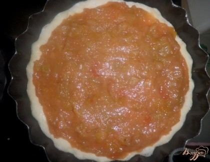 Смазываем яблочным вареньем тесто